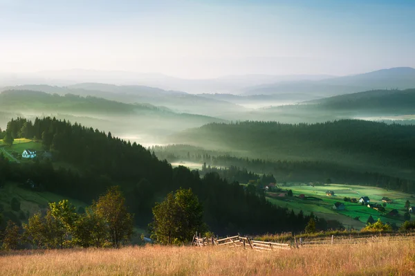 Landschaftlich nebliger Morgen in der Berglandschaft — Stockfoto