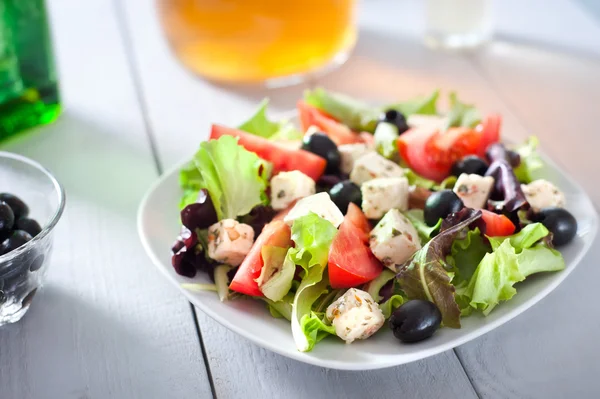 Ernährung und gesunder mediterraner Salat — Stockfoto