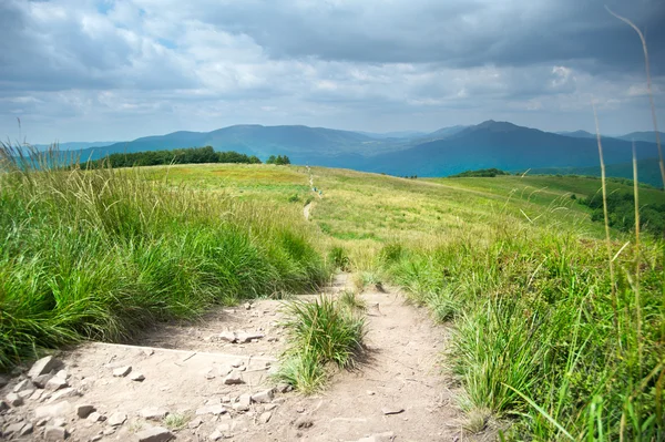 Wanderweg in der Berglandschaft — Stockfoto