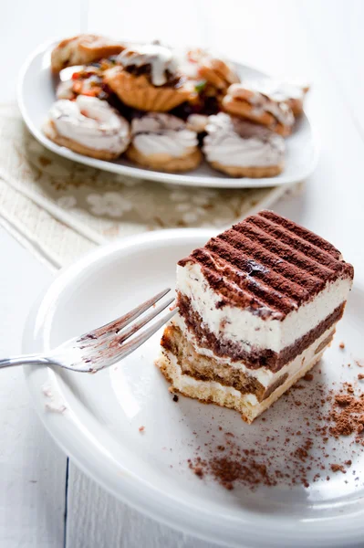 Dulce y delicioso pastel de tiramisú — Foto de Stock