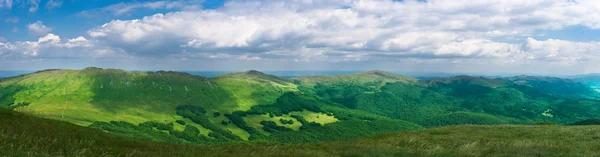 Belo panorama de montanha verde com céu azul acima — Fotografia de Stock