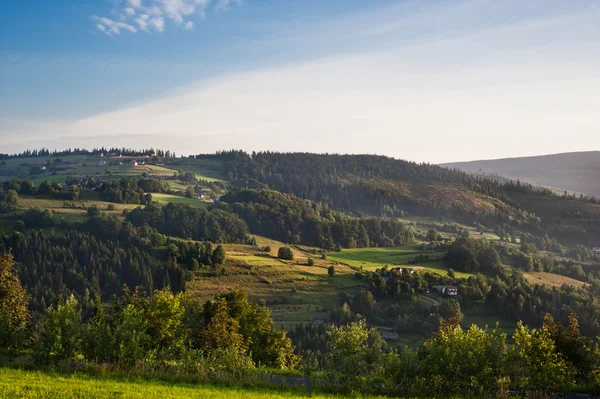 Landskap av vacker soluppgång i bergen — Stockfoto