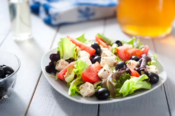 Ernährung und gesunder mediterraner Salat — Stockfoto