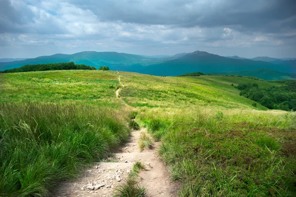 Wanderweg in der Berglandschaft — Stockfoto