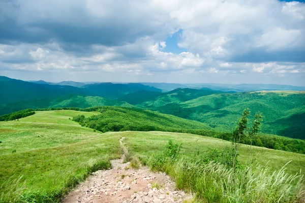 Sendero de senderismo en montañas paisaje — Foto de Stock