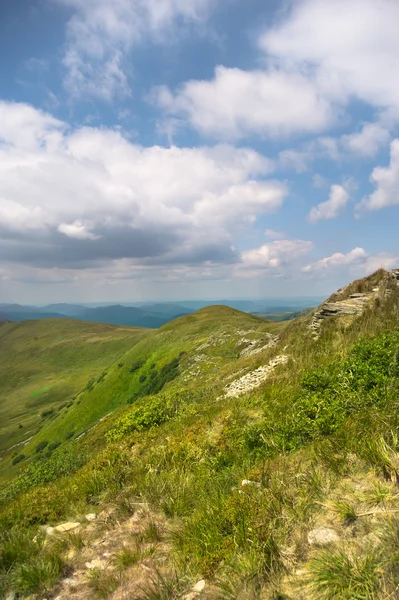 Wanderweg in der Berglandschaft — Stockfoto