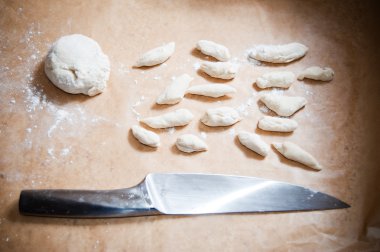 pizza hamur kesilerek ve patates kızartması için hazırlanmış