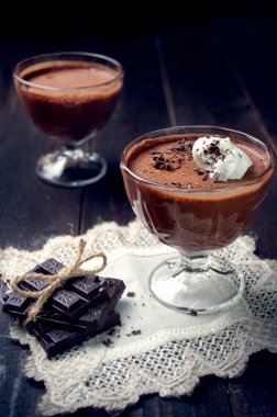 narin ve koyu çikolata mousse