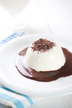 Geleneksel İtalyan tatlı panna cotta