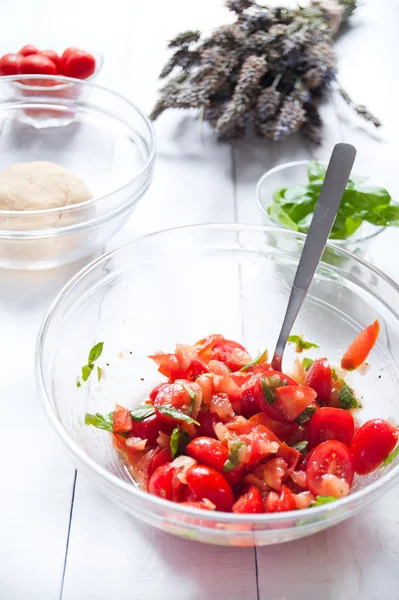 Tomates cherry con hojas de albahaca y aceite de oliva —  Fotos de Stock
