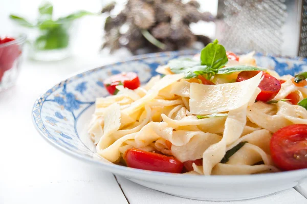 Fettuccine italiane con pomodorini e parmigiano — Foto Stock