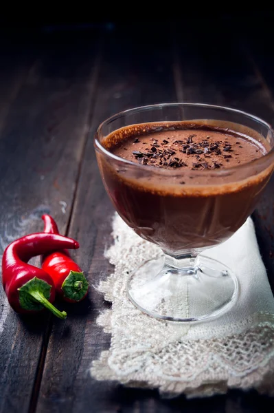 Donkere en delicate chocolade mousse met Chili peper — Stockfoto