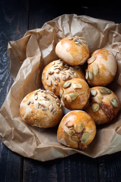 Nybakat wholewheat kost bröd — Stockfoto