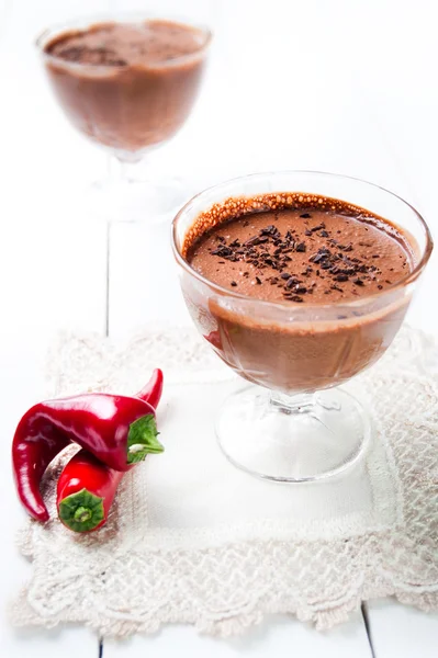 Sötét és finom csokoládé mousse-val kosszarvú paprika — Stock Fotó