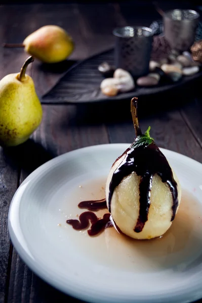 Вкусный грушевый десерт с шоколадом и ликером амаретто — стоковое фото