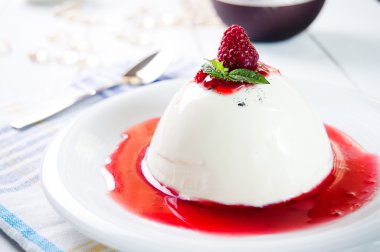 Panna cotta geleneksel bir İtalyan tatlı