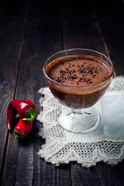 Mörka och delikat chokladmousse med Chili peppar — Stockfoto