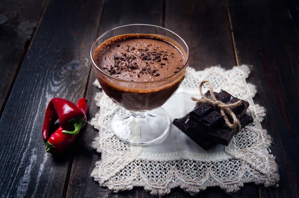 Sötét és finom csokoládé mousse-val kosszarvú paprika — Stock Fotó