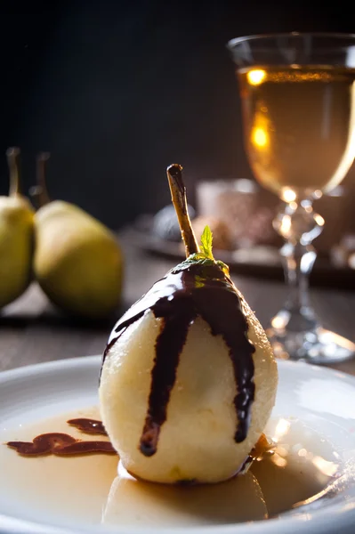 Delicioso postre de pera con chocolate y licor de amaretto — Foto de Stock