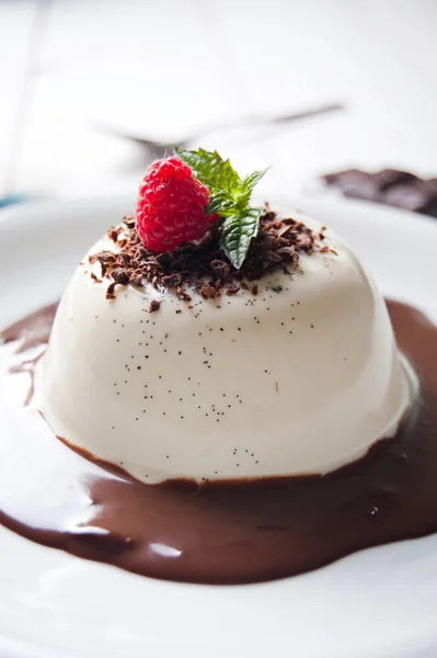 Geleneksel İtalyan tatlı panna cotta — Stok fotoğraf