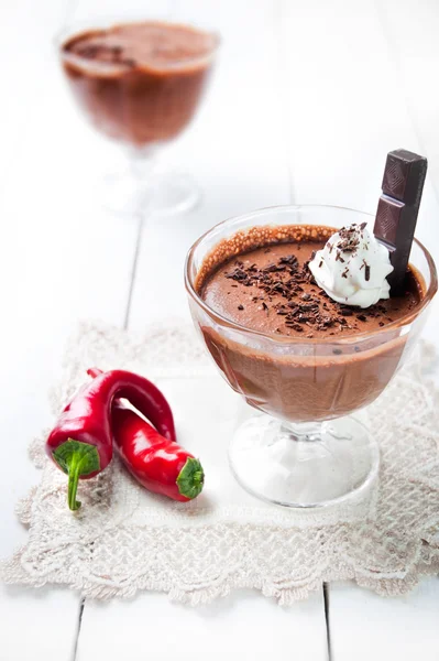 Dunkle und zarte Schokoladenmousse mit Chilipfeffer — Stockfoto