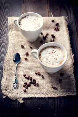 lezzetli fincan kapuçino tarçın ve çikolata ile