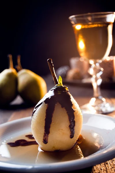 Delicious pear dessert with chocolate and amaretto liqueur — Stock Photo, Image