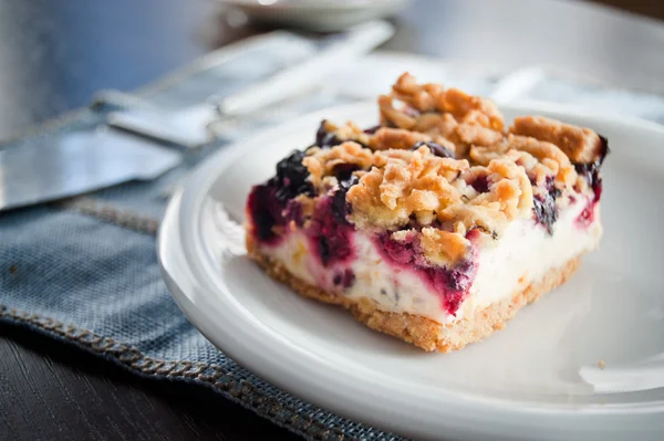 Delicious apple pie with sweet crumble — Stock Photo, Image