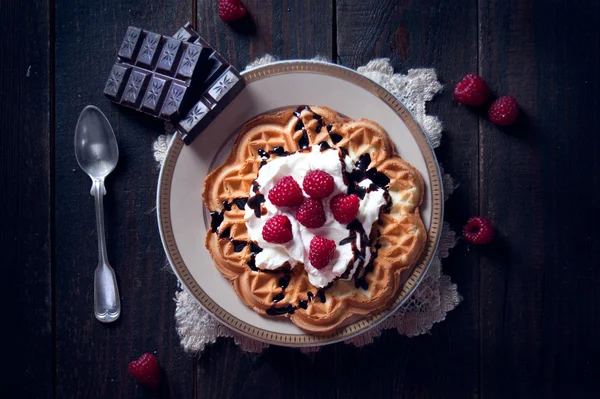 tatlı ve lezzetli waffle meyve ile