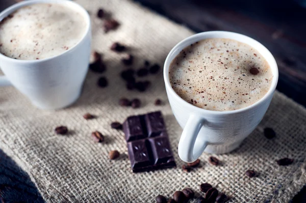 Lahodný šálek cappuccina se skořicí a čokoládou — Stock fotografie