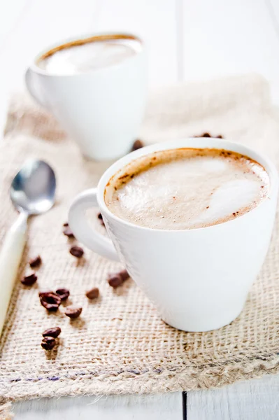 Deliciosa taza de capuchino con canela y chocolate — Foto de Stock