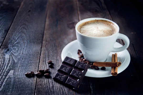 Cappuccino, fahéj és a csokoládé finom csésze — Stock Fotó