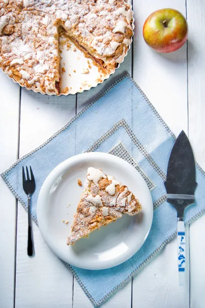 Deliciosa torta de maçã com doce desmoronamento — Fotografia de Stock