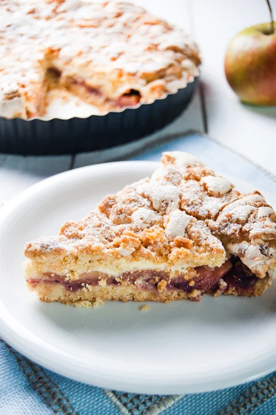 Delicious apple pie with sweet crumble — Stock Photo, Image