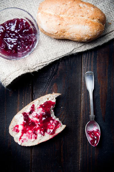 Pain à la confiture sucrée pour le petit déjeuner — Photo