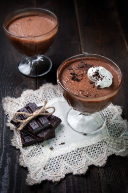 narin ve koyu çikolata mousse