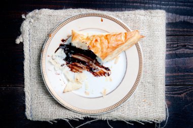 yarısı yenmiş puf böreği çikolata ile