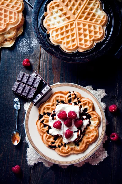 tatlı ve lezzetli waffle meyve ile