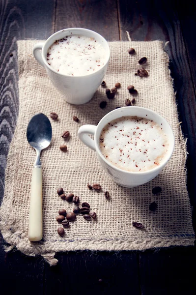 Deliciosa taza de capuchino con canela y chocolate — Foto de Stock