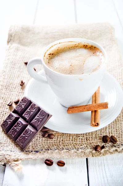Lahodný šálek cappuccina se skořicí a čokoládou — Stock fotografie