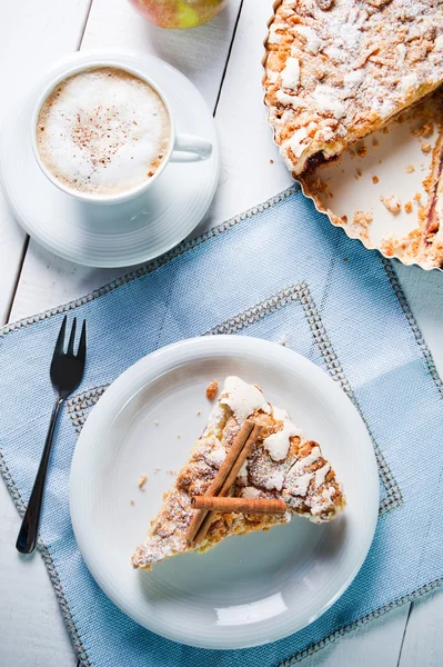 Delicioso pastel de manzana con dulce crumble — Foto de Stock