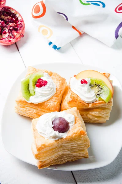 Deliciosa hojaldre con crema y frutas — Foto de Stock