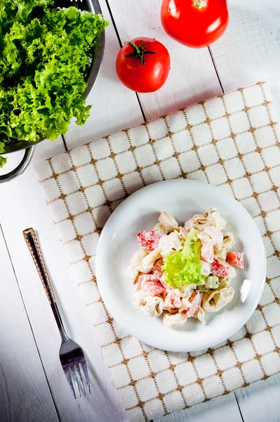 Frischer italienischer Tortellini-Salat — Stockfoto