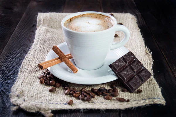 Lezzetli fincan kapuçino tarçın ve çikolata ile — Stok fotoğraf