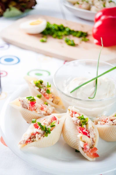 Köstliche Conchiglie-Pasta mit Thunfisch — Stockfoto