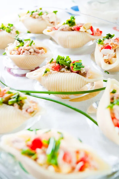 Deliziosa pasta di conchiglie con tonno — Foto Stock