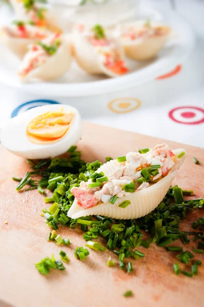 Delicioso macarrão conchiglie com atum — Fotografia de Stock