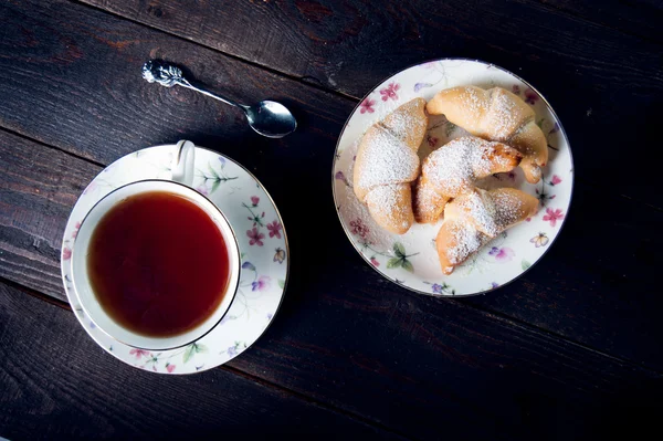 Croissant s marmeládou a čaje k snídani — Stock fotografie