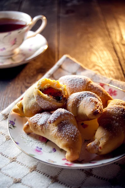Croissant mit Marmelade und Tee zum Frühstück — Stockfoto