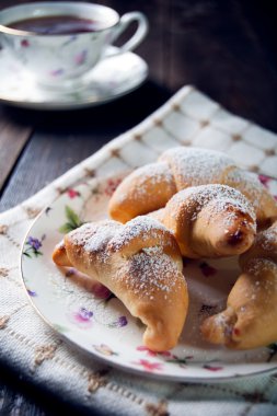 kruvasan marmelat ve kahvaltıda çay ile